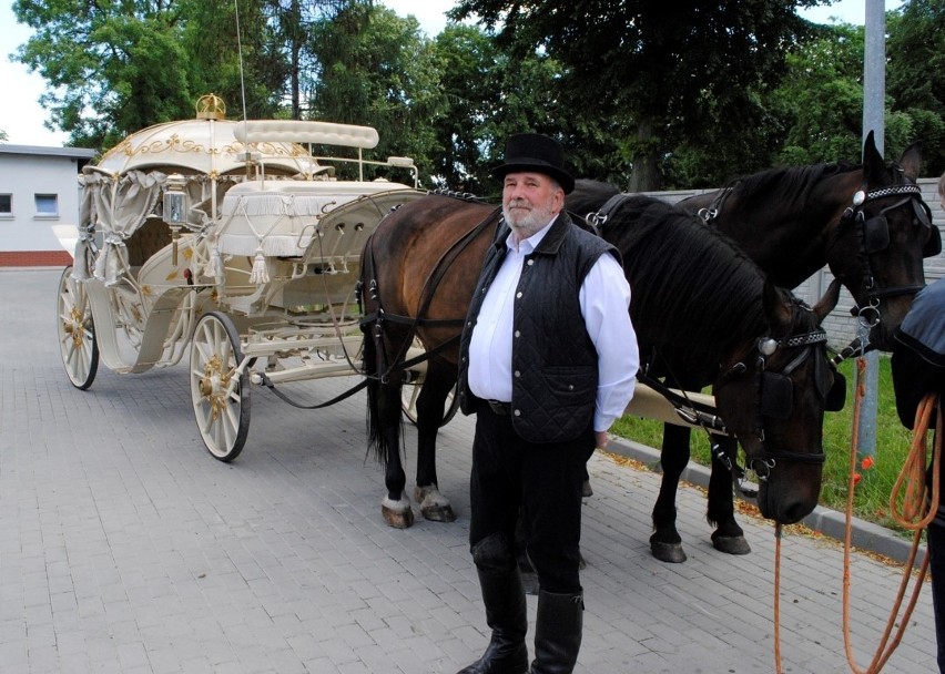 Po noworodka i matkę przed tczewski szpital zajechała kareta