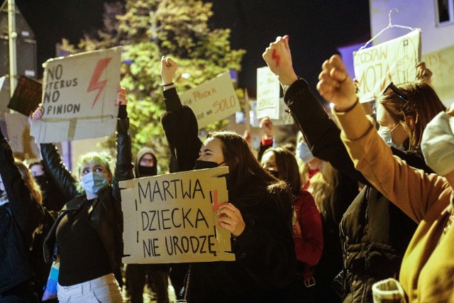 Znów setki protestujących wyszły na ulice Rzeszowa. Strajk Kobiet to protest przeciwko decyzji Trybunału Konstytucyjnego w sprawie zaostrzenia przepisów aborcyjnych. Jak zapowiedzieli organizatorzy - na dzisiejszej manifestacji na pewno się nie skończy.