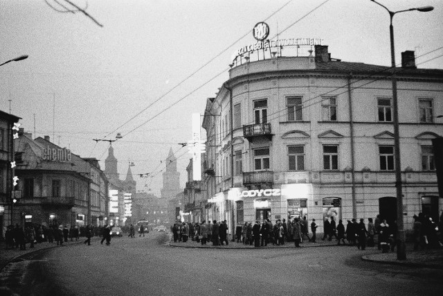 Lubelski deptak liczy sobie już 20 lat. Wcześniej Krakowskie Przemieście kończyło się rondem przy Bramie Krakowskiej i jeździły tamtędy trolejbusy.