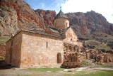 Armenia. Noravank - klasztor wśród pomarańczowych skał