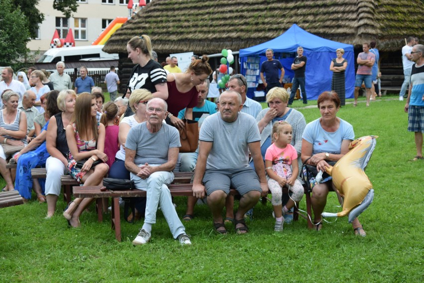 Szymbark. XV Panorama Kultur. W skansenie głośno gra muzyka, jest mnóstwo ludzi, są stoiska z rękodziełem, gospodynie częstują pysznościami