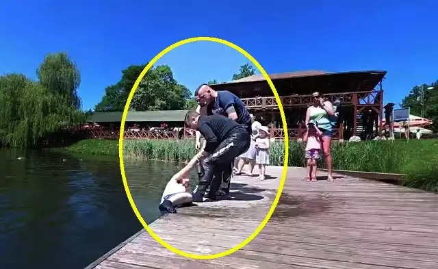 Mężczyzna, który wybrał się popływać w jeziorze miał dużo szczęścia, że na pomoście znaleźli się motocykliści, którzy pospieszyli mu z pomocą, gdy jemu zabrakło sił w wodzie.