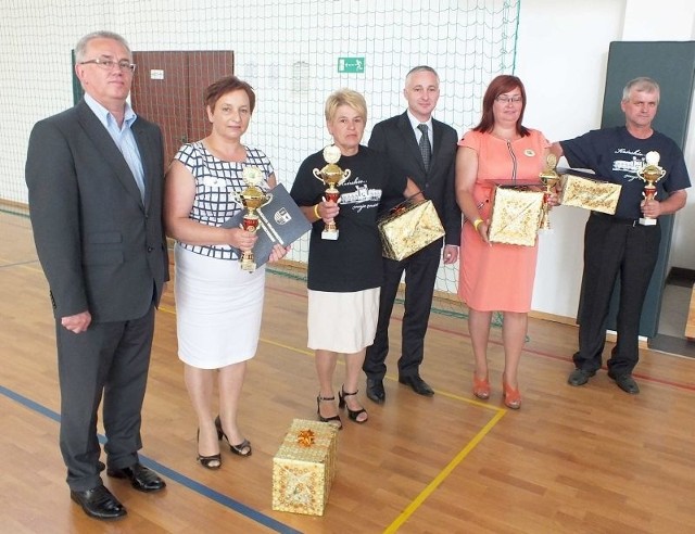 Miasto i gmina Końskie nagrodziła aż czworo sołtysów. Na zdjęciu: nagrodzona czwórka sołtysów z burmistrzem i wiceburmistrzem