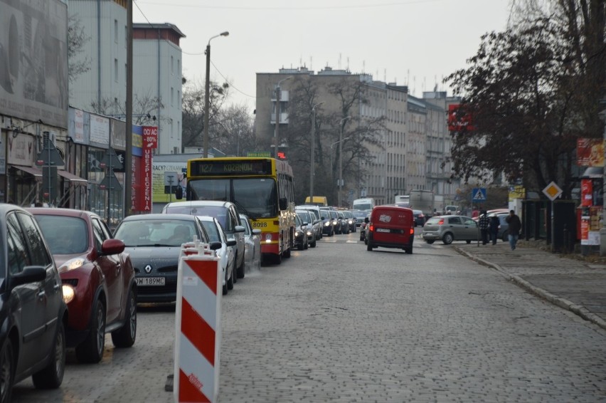 Wielkie korki w centrum. Rozkopali ul. Tęczową [ZDJĘCIA]