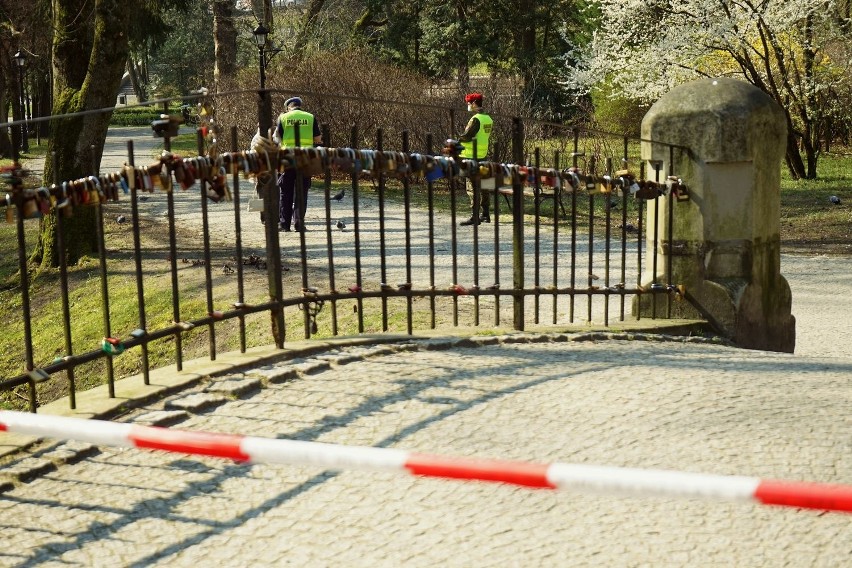 Koszalin w czasie koronawirusa stale pod nadzorem służb: policji, straży miejskiej, żandarmerii ZDJĘCIA