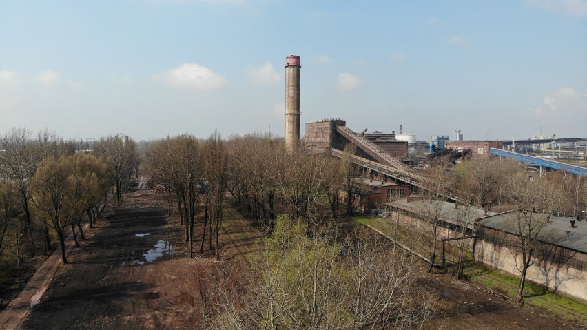 Kraków. "Gruba Berta" runęła z hukiem. ArcelorMittal wyburzył olbrzymi komin w krakowskiej hucie. Mamy film!