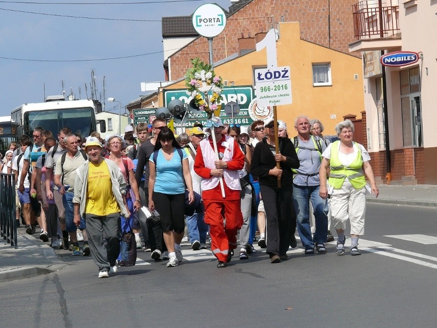 Łódzka Piesza Pielgrzymka na Jasną Górę dotarła do Bełchatowa [ZDJĘCIA Z TRASY]