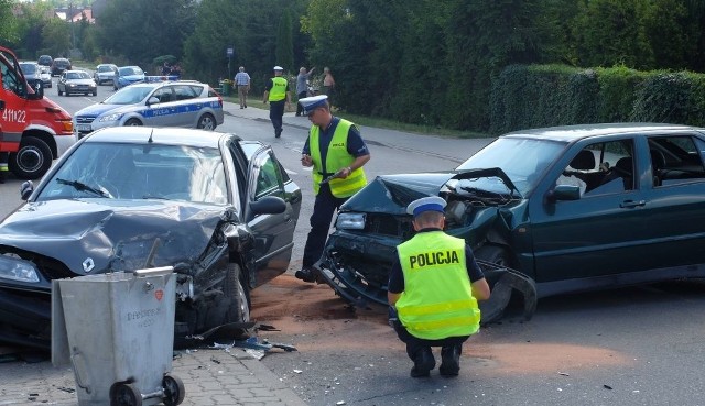 Policja rozpoczęła poszukiwania kierowcy drugiego samochodu.