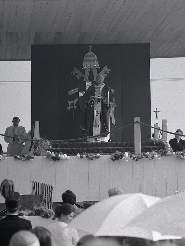 Jan Paweł II podczas wizyty w Auschwitz-Birkenau w 1979 r.