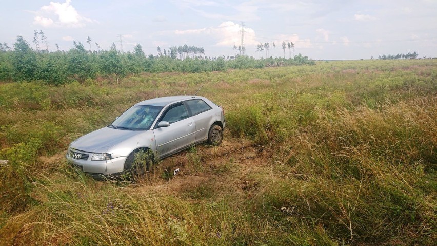 Rozbity samochód stoi na poboczu. Kierowcy są...