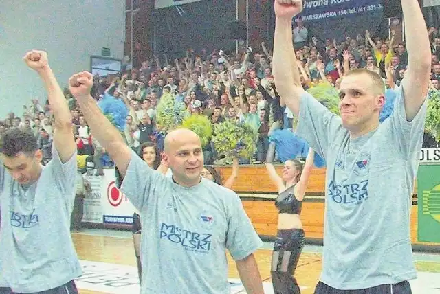 Paweł Tetelewski (w środku)po wygraniu z VIVE Kielce mistrzostw Polski w 2003 roku.