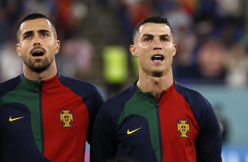 Cristiano Ronaldo wykonujący hymn Portugalii przed meczem z...