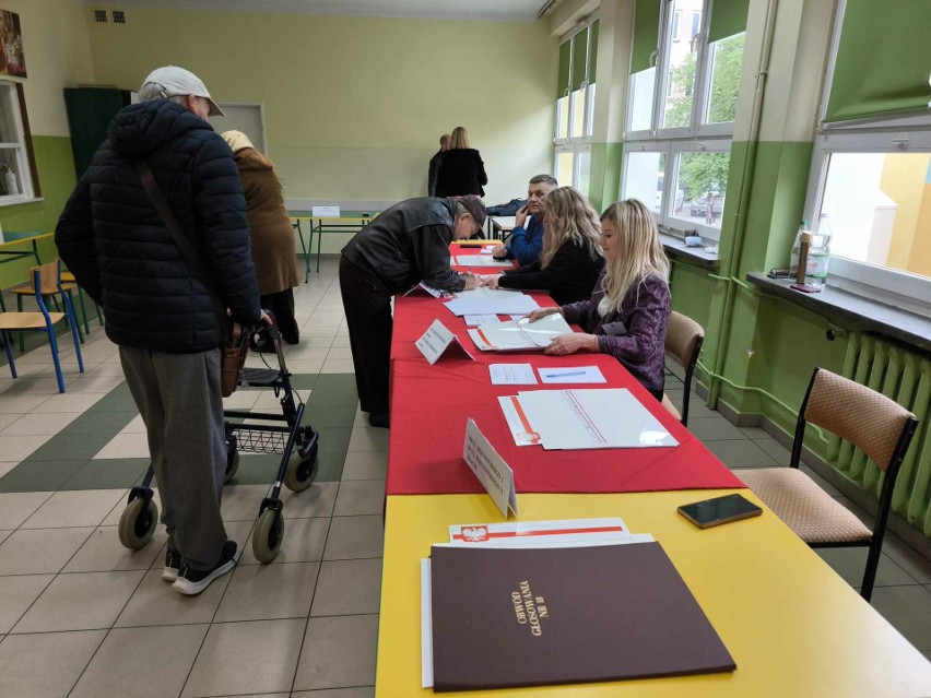 Wybory samorządowe 2024. Zobacz zdjęcia z głosowania w Szkole Podstawowej nr 4 w Tarnobrzegu