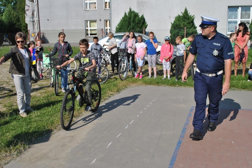 Uczniowie pod czujnym okiem radziejowskich policjantów zdali egzamin i zdobyli kartę rowerową