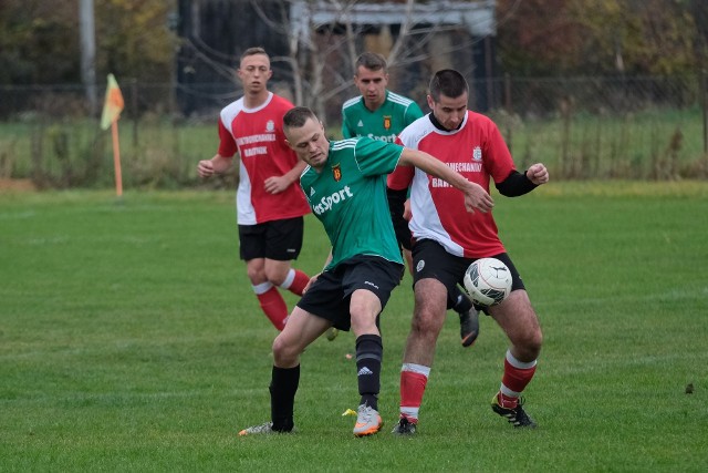 Jawor Nehrybka (czerwone koszulki) zremisował z Leśnikiem Bircza 1:1.