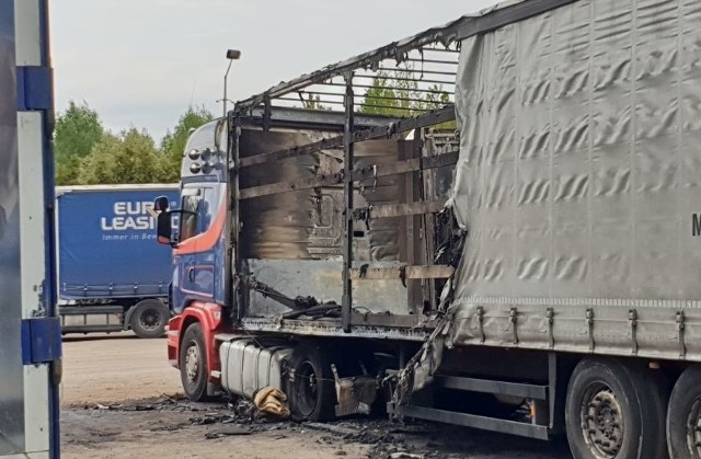 Na parkingu w Natolinie doszło do pożaru samochodów ciężarowych