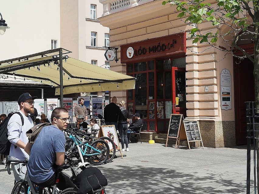 Pogodna niedziela uderzyła do głów. Dużo upojonych alkoholem, na Piotrkowską wrócili koczownicy 