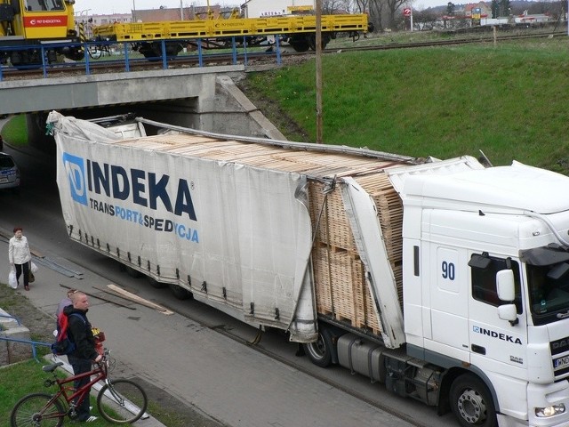 TIR zakleszczył się pod wiaduktem w Lęborku.