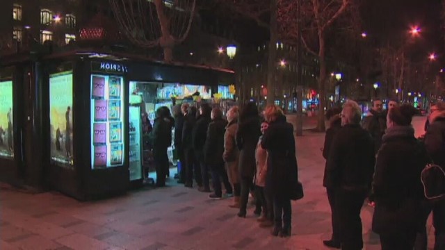 Od świtu do kiosków we Francji ustawiają się kolejki po najnowszy numer tygodnika "Charlie Hebdo".