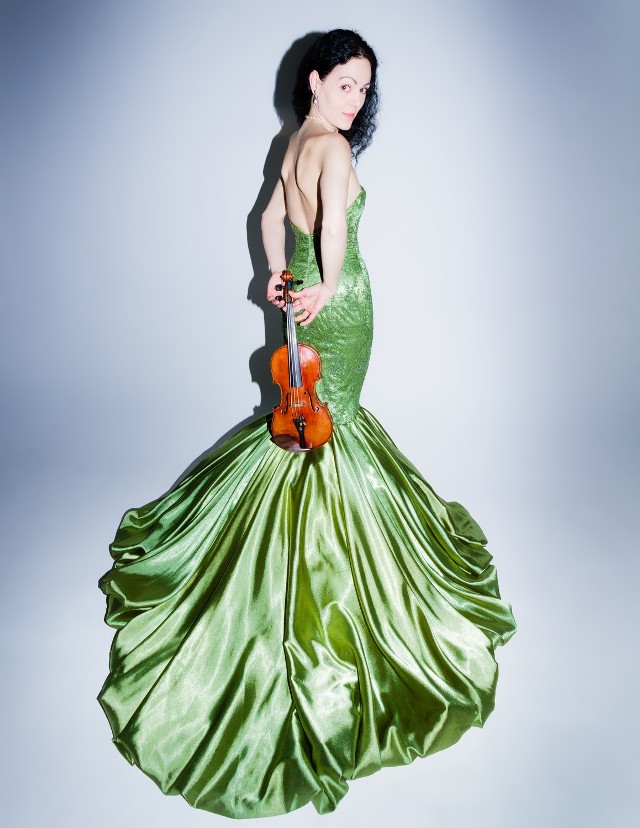 Marta Magdalena Lelek zagra na skrzypcach.