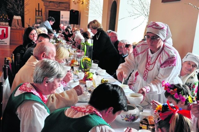 Na stołach były tradycyjne świąteczne dania, między innymi biały barszcz z kiełbasą  i jajkiem.