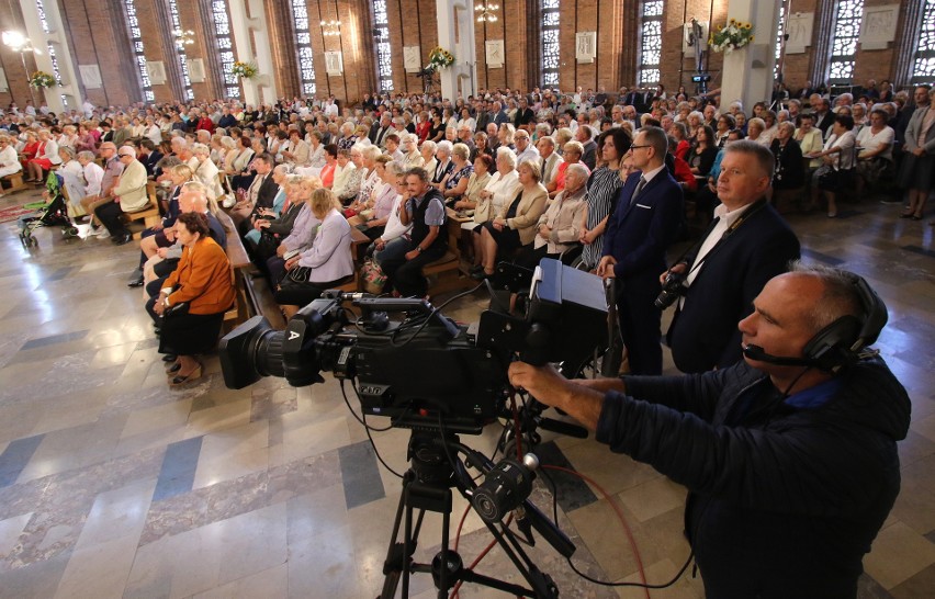 Msza z Kielc transmitowana na cały świat. Przewodniczył jej biskup Jan Piotrowski. Było dużo wiernych [DUŻO ZDJĘĆ, WIDEO]