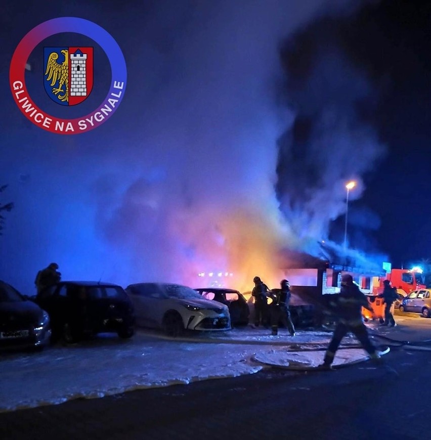 Nocny pożar przy ulicy Szafirowej strawił trzy auta i wiatę...