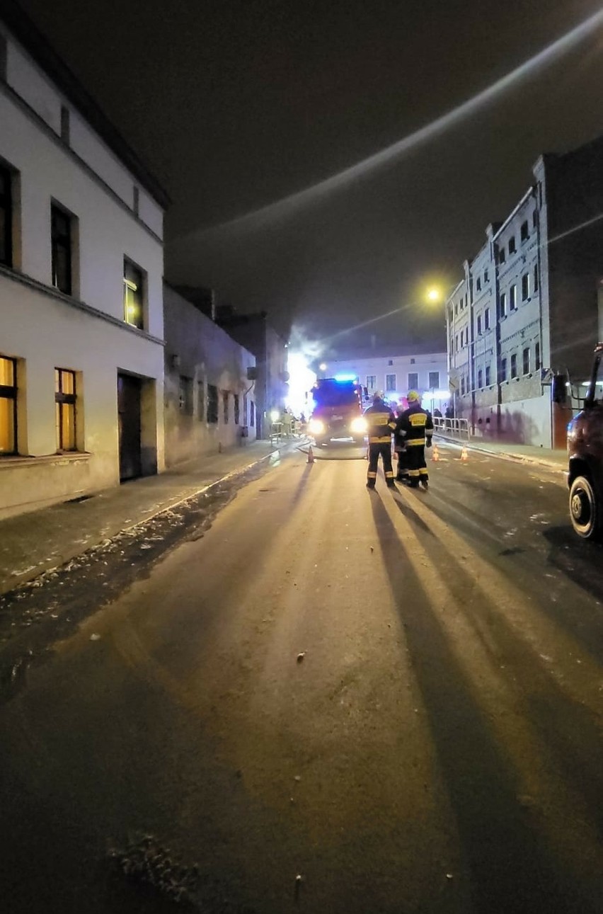 Zgłoszenie do strażaków o pożarze pustostanu w Chełmży...