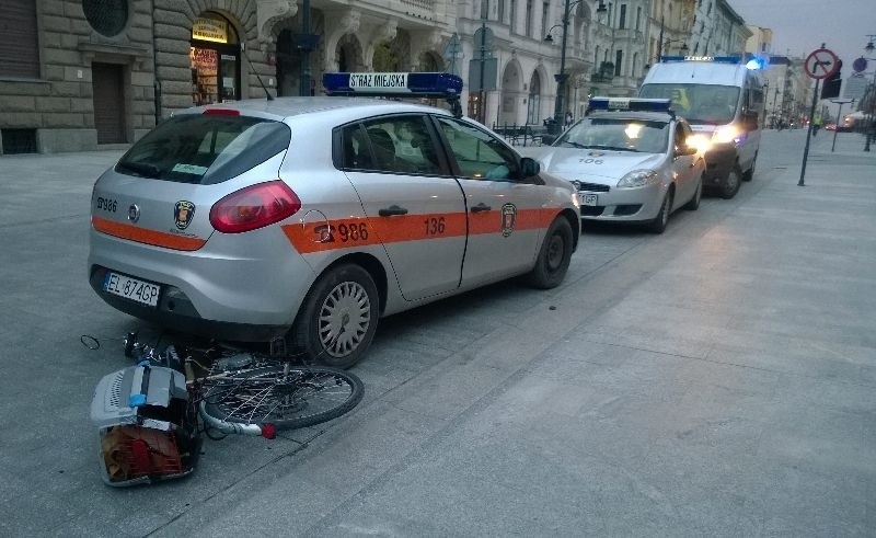 Pusty radiowóz straży miejskiej stoczył się na rowerzystę [FILM, ZDJĘCIA]