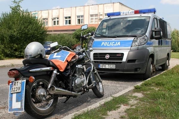 Policyjna interwencja być może zapobiegła tragedii. Młoda kobieta jadąca motocyklem z &#8222;elką&#8221;, była &#8222;pod opieką&#8221; pijanego instruktora amatora.