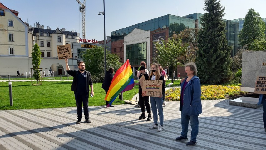 Tęczowe Opole zorganizowało Dzień Milczenia, by sprzeciwić się dyskryminacji osób LGBT. Jak odpowiedzieli przeciwnicy?