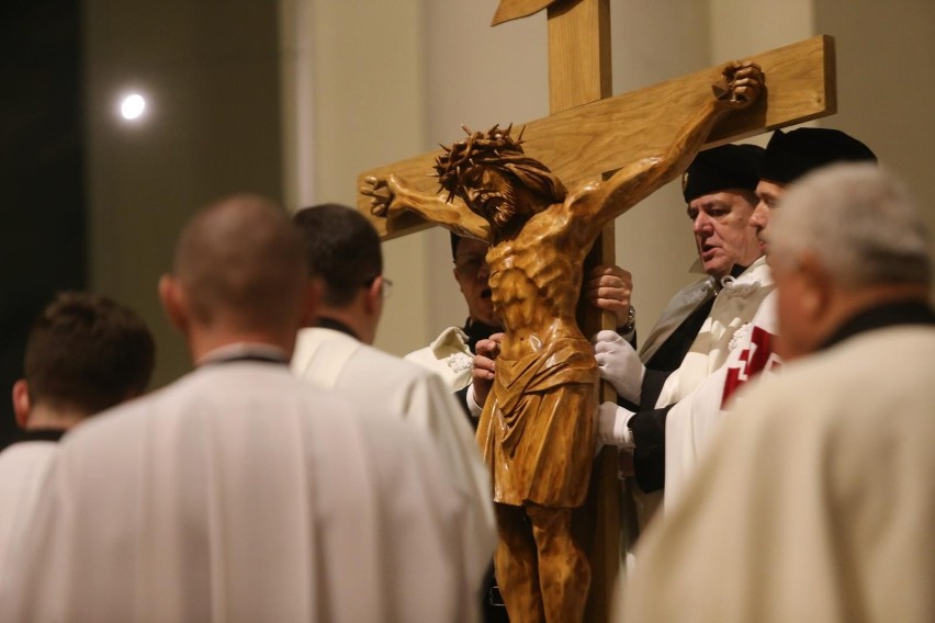 W Wielki Piątek odbywa się tzw. przeproszenie krzyża -...