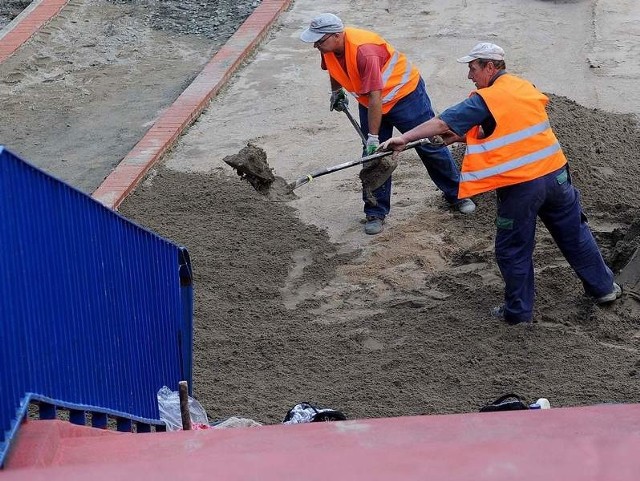 Rowerzyści nie zgodzili się na wykonanie ścieżki u podnóża Wałów Chrobrego niezgodnie z projektem, a więc o parametrach odpowiadających drodze jednokierunkowej. 