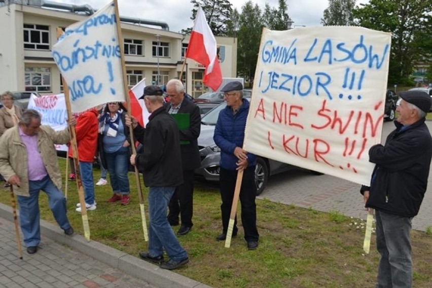 Protest mieszkańców Czarnej Dąbrówki przed Starostwem...