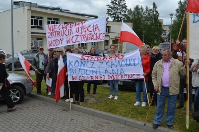 Protest mieszkańców Czarnej Dąbrówki przed Starostwem Powiatowym w Bytowie