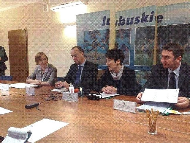 Goszcząca w Zielonej Górze dyrektor departamentu Aleksandra Sztetyłło-Budzewska (pierwsza od lewej) ogłosiła ogólne zasady konkursu ,,Polska Pięknieje - 7 Cudów Funduszy Europejskich''.