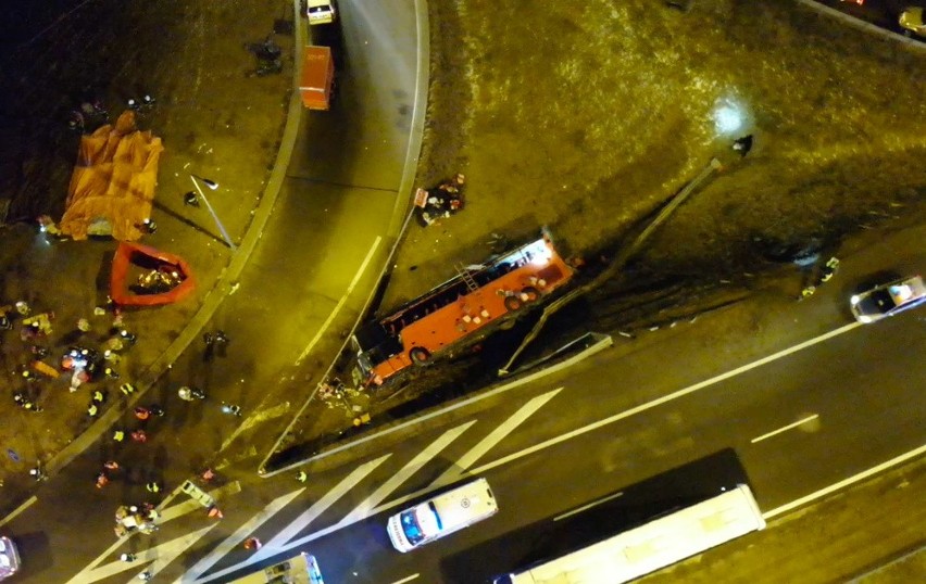 Wypadek ukraińskiego autokaru na podkarpackim odcinku autostrady A4. Zobacz zdjęcia i wideo z drona