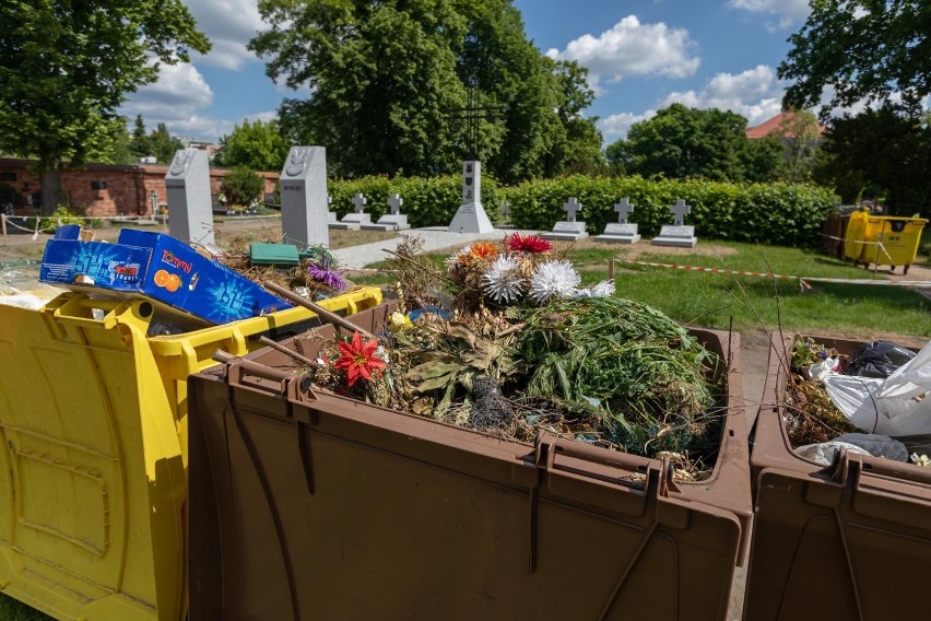 Bałagan przy Kwaterze Niezłomnych na cmentarzu komunalnym...