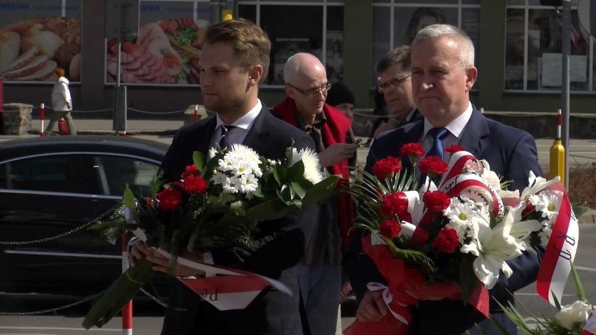 8. rocznica katastrofy smoleńskiej. Złożenie kwiatów przed pomnikiem (wideo)
