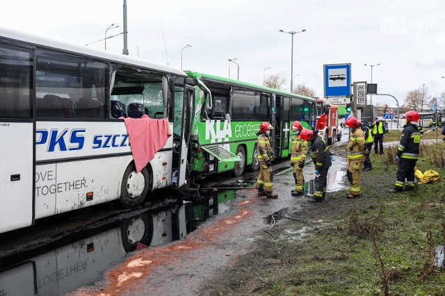 Zderzenie autokarów w Szczecinie. Do wypadku doszło 19.03.2021 na ul. Gdańskiej.