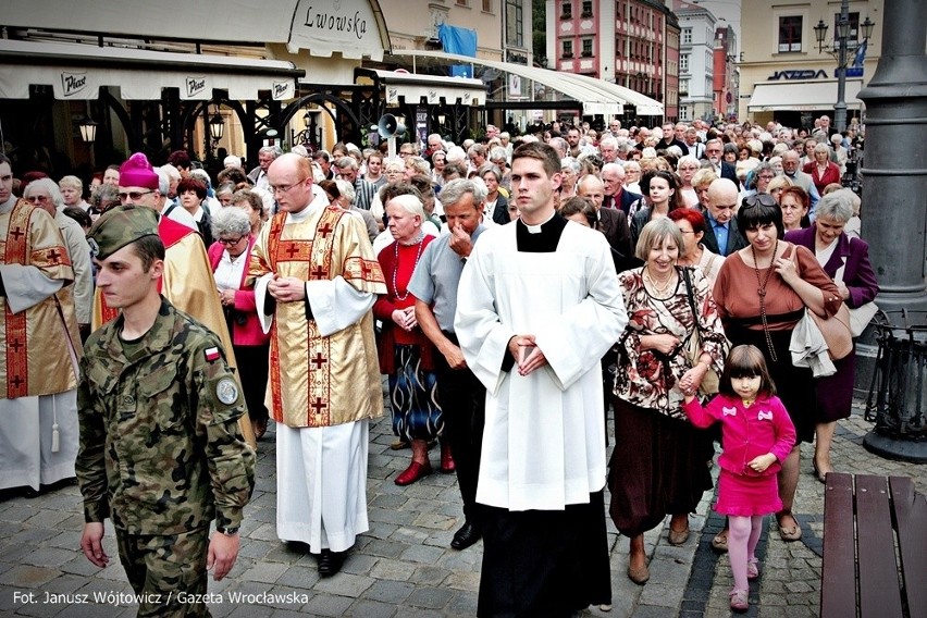 Przez Wrocław przeszła procesja z relikwiami św. Doroty i św. Stanisława (ZDJĘCIA)