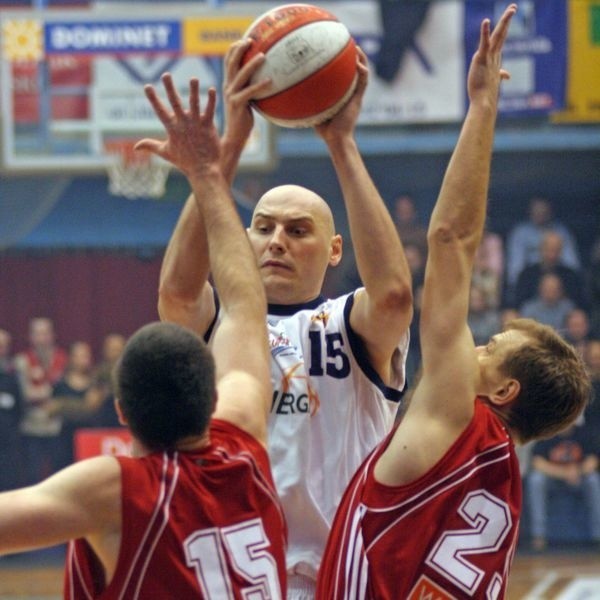 Po zacietym pojedynku koszykarze Czarnych Slupsk pokonali w hali Gryfia Śląsk Wroclaw 75:70.