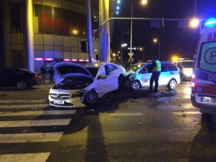 Taksówkarz złamał rękę w wypadku. Policjanci poznali jego tajemnicę