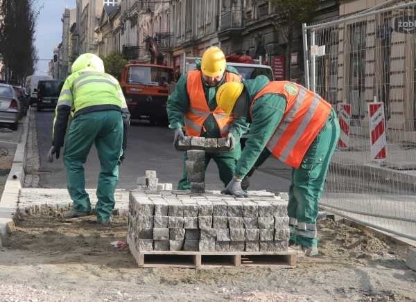 Łódź. Z ul. Próchnika zrywają niedawno położoną kostkę. Ulica przechodzi rewitalizację