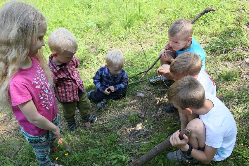 Poręba. Tak się bawią dzieci w leśnej szkółce "Przystanek Natura" [ZDJĘCIA]