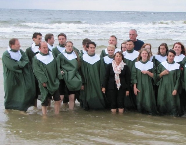 Po sukcesie na festiwalu w Międzyzdrojach, chórzyści Adoramusa (za dwa lata będzie on obchodził swoje 25-lecie, emocje studzili w zimnej wodzie Bałtyku.