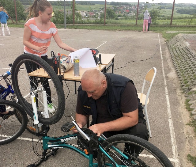 Andrzej Heba, przedstawiciel Straży Miejskiej w Starachowicach znakował rowery.