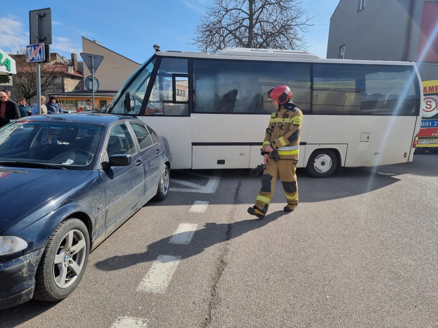 Wypadek w Przemyślu. Reanimowano kierowcę busa kursującego na trasie Przemyśl - Medyka [ZDJĘCIA]