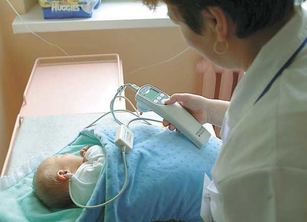 Badanie słuchu u niemowląt można wykonać obecnie w wielu szpitalach.