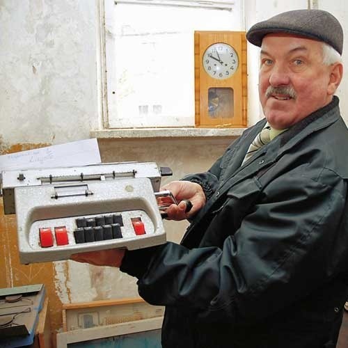 Jan Błachuta prezentuje maszynkę do liczenia. - To jest coś pośredniego pomiędzy liczydłem a kalkulatorem. Na takich maszynkach księgowe naliczały nam pensje - powiedział.